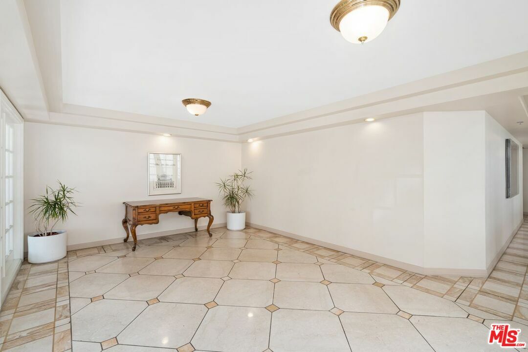 Property Photo: 125 S Oakhurst Dr CA 90212