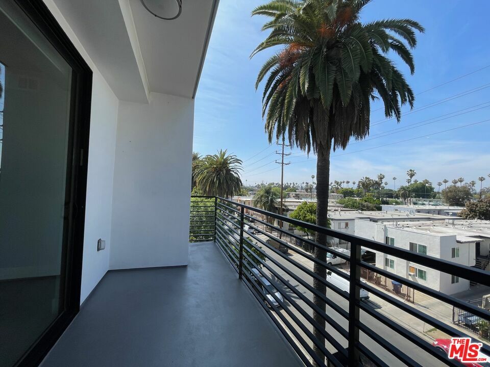 Property Photo: 14612 Calvert St CA 91411