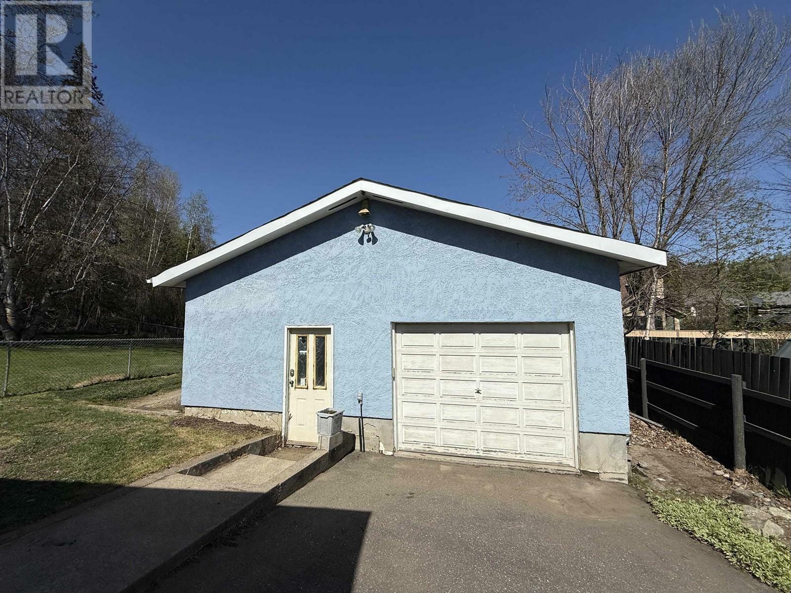 Property Photo: 124 Lindsay Street BC V2J 3E3