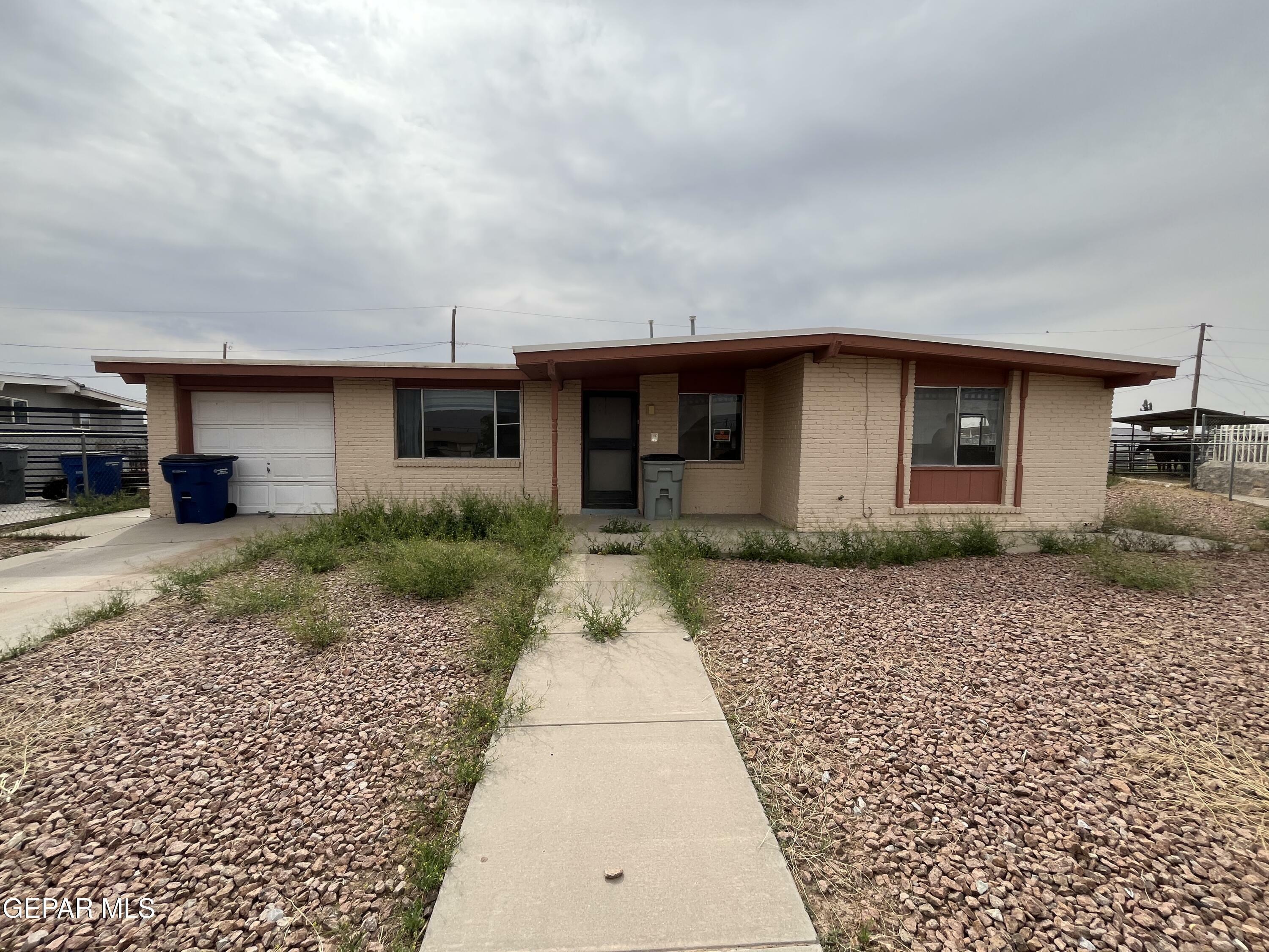 Property Photo: 522 Gilmore Way TX 79907