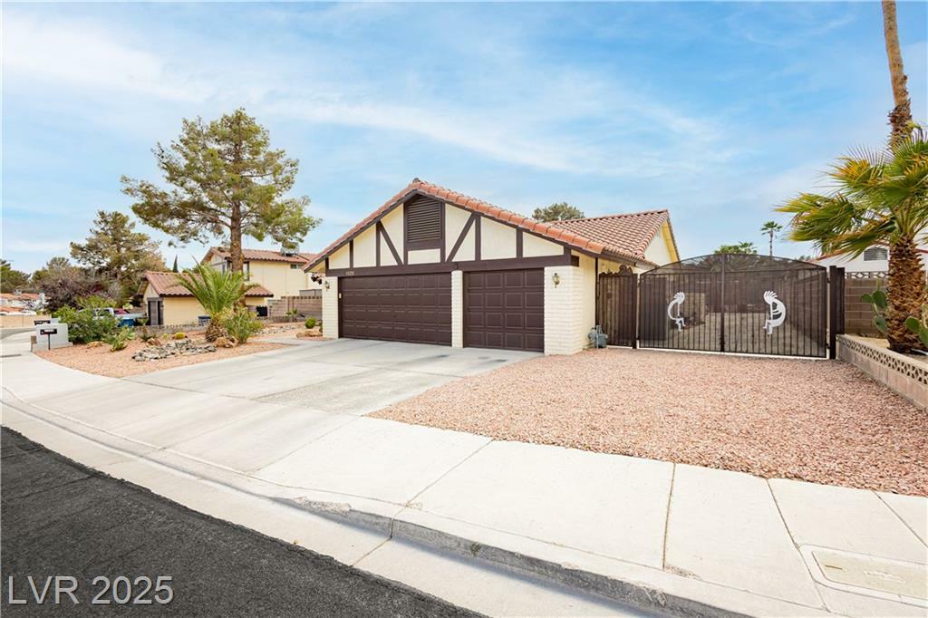 Property Photo: 1528 Tonada Way NV 89117
