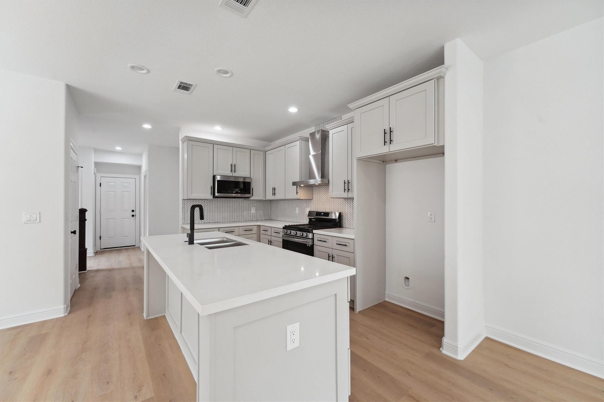 Property Photo: 5013 Golden Forest Drive TX 77091