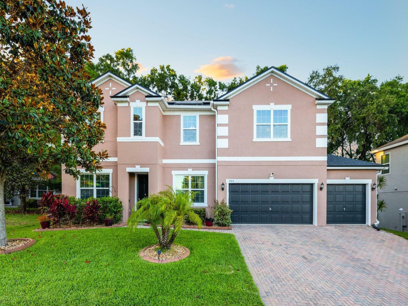 Property Photo: 925 Counts Crest Circle FL 32712