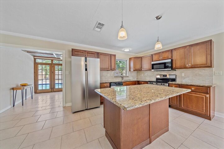 Property Photo: 2226 Fairfield Avenue FL 34232