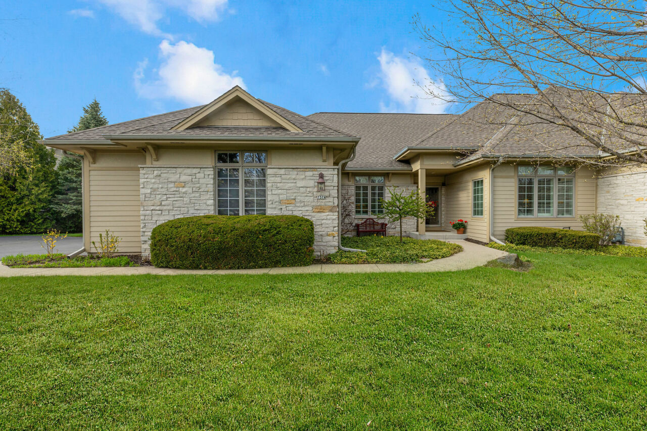 7374 W Heron Pond Dr  Mequon WI 53092 photo