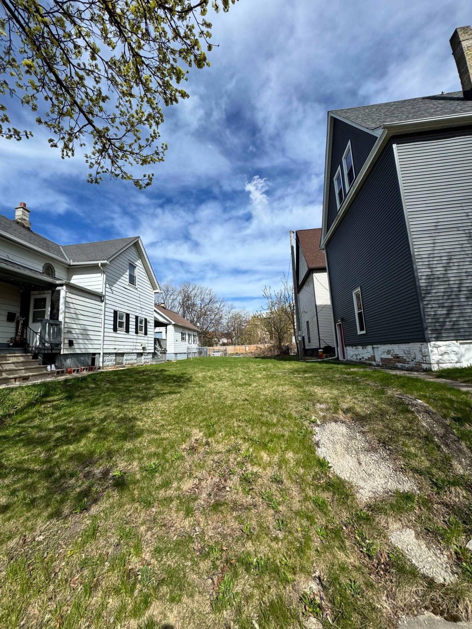 Property Photo: 2212 N Buffum St WI 53212
