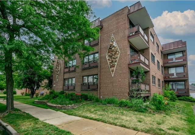 Property Photo: 6517 N California Avenue 202 IL 60645