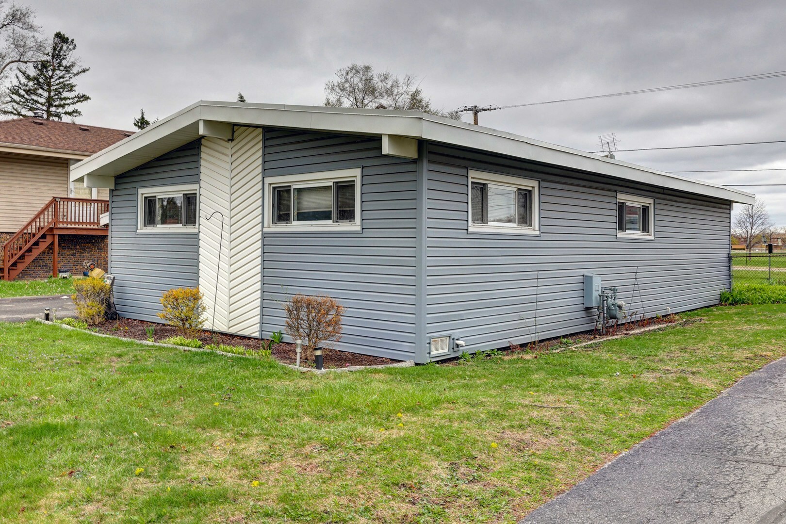 Property Photo: 66 W Jeffery Avenue IL 60090