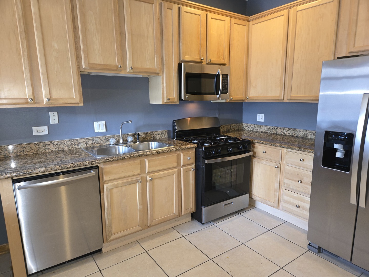 Property Photo: 948 N California Avenue IL 60622