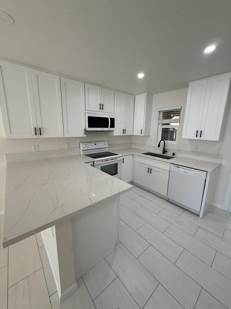 Property Photo:  1648 Oliver Ave 2  CA 92109 