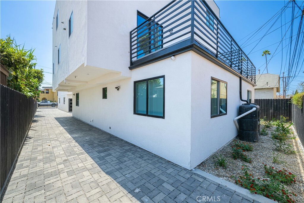 Property Photo: 1039 W 43rd Street 1 CA 90037
