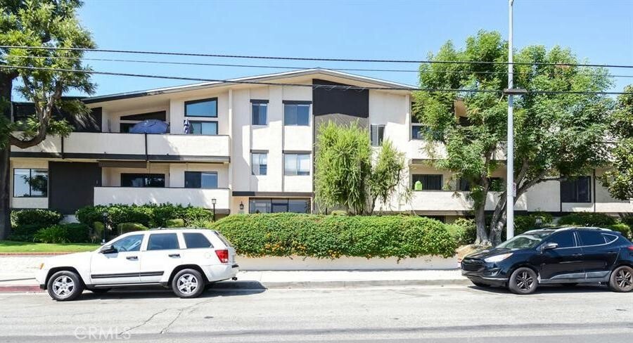 Property Photo: 5805 Whitsett Avenue 102 CA 91607