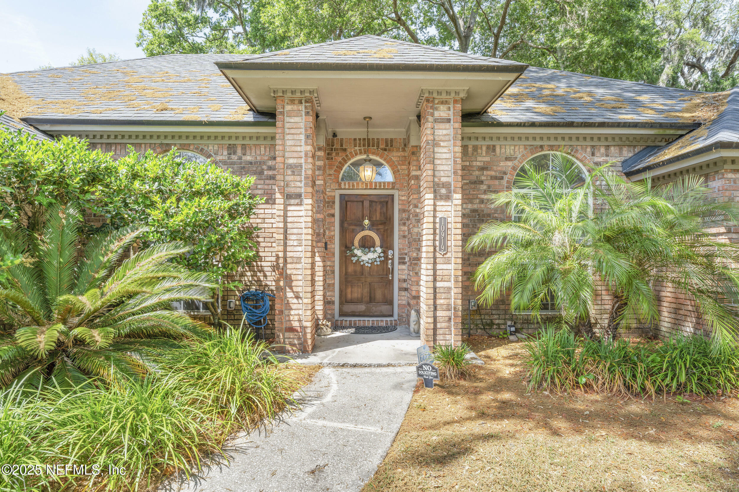 Property Photo: 10919 Houndwell Way FL 32225