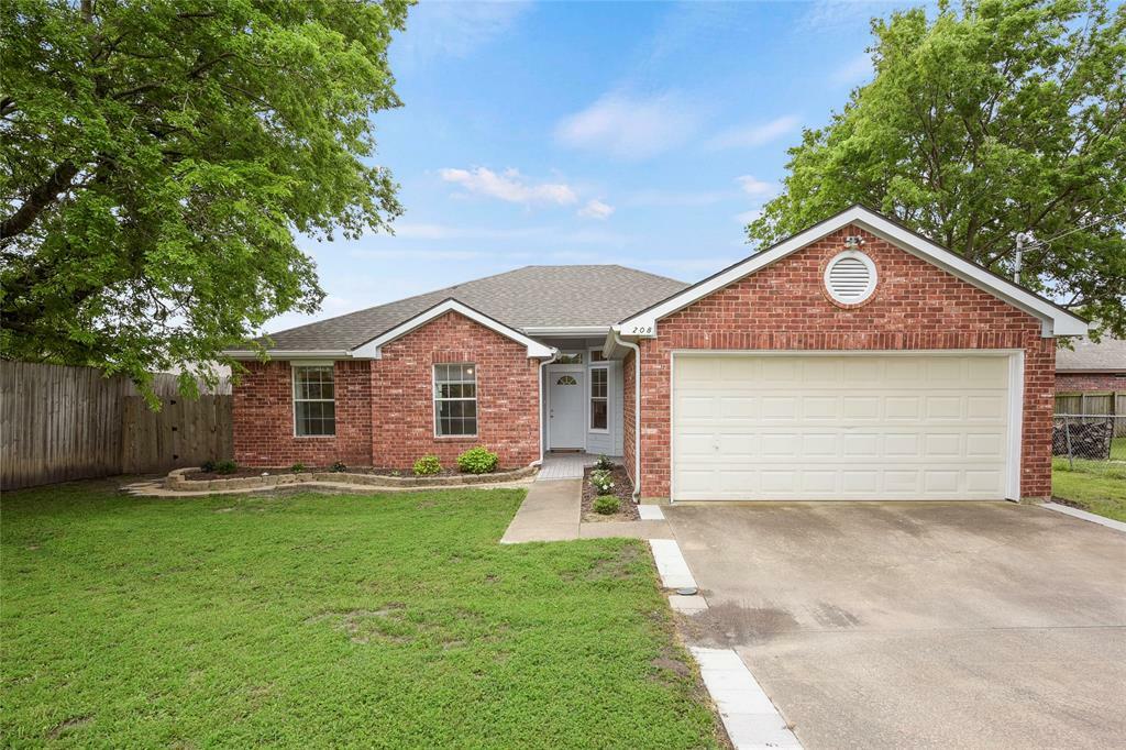 Property Photo: 208 W Black Oak Lane TX 75087