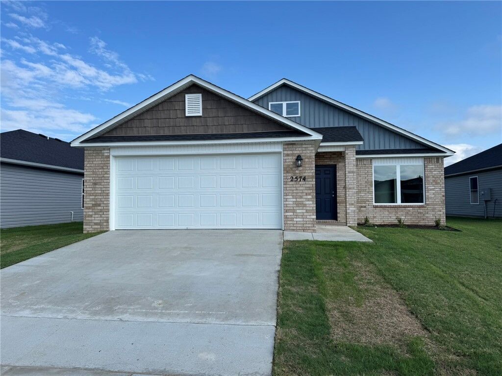 Property Photo:  2574 E Meramec Street  AR 72701 