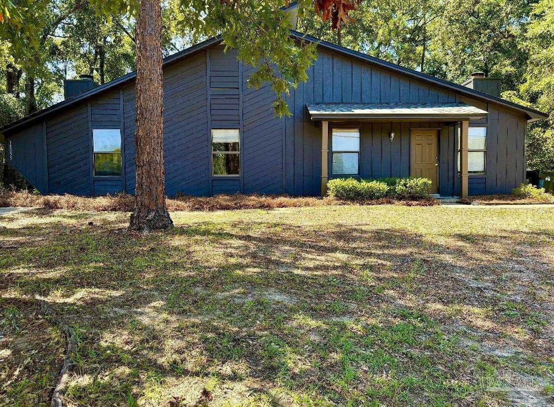 Property Photo: 10053 Hillview Dr FL 32514