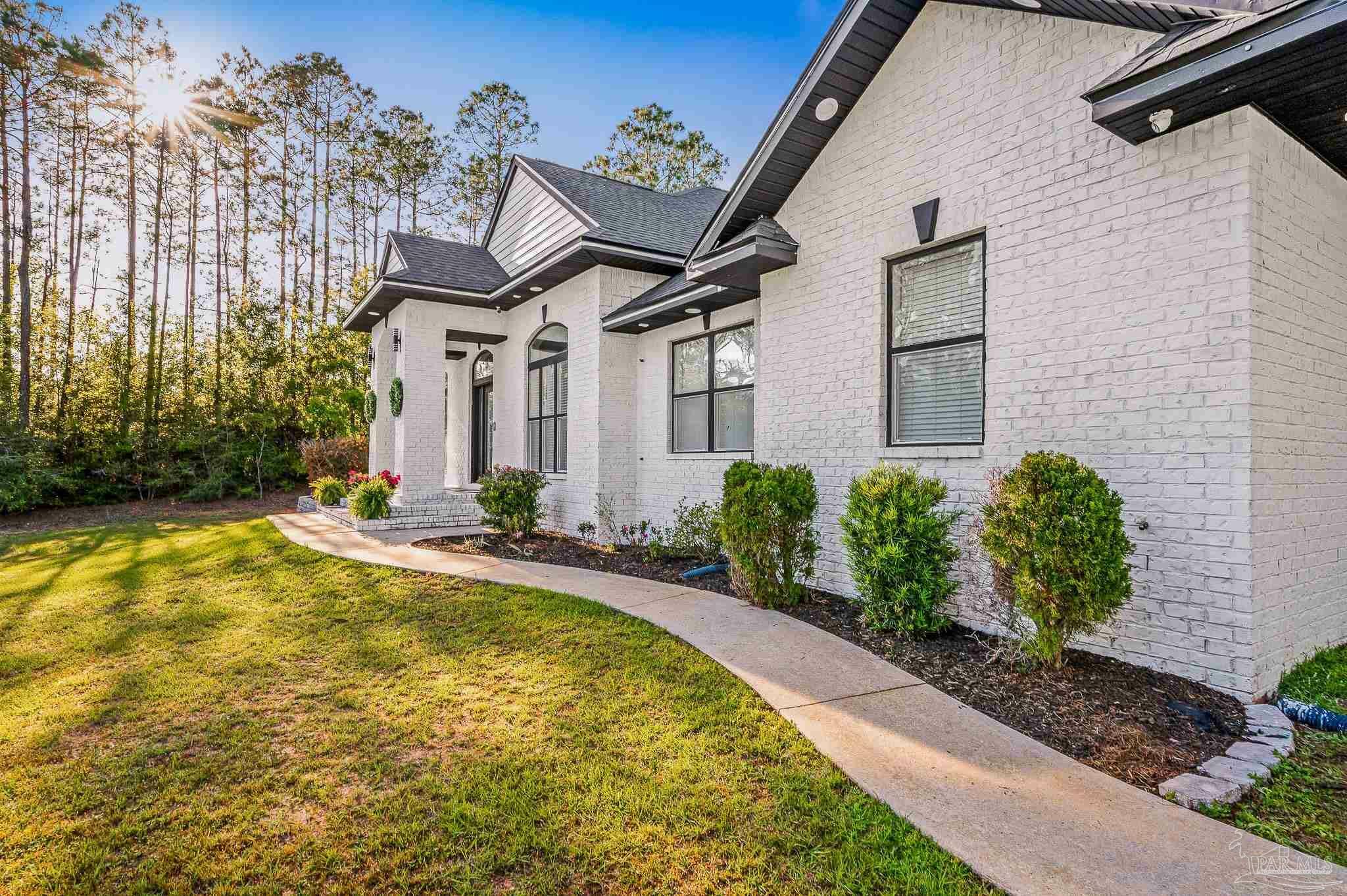 Property Photo: 6786 Quintette Rd FL 32571