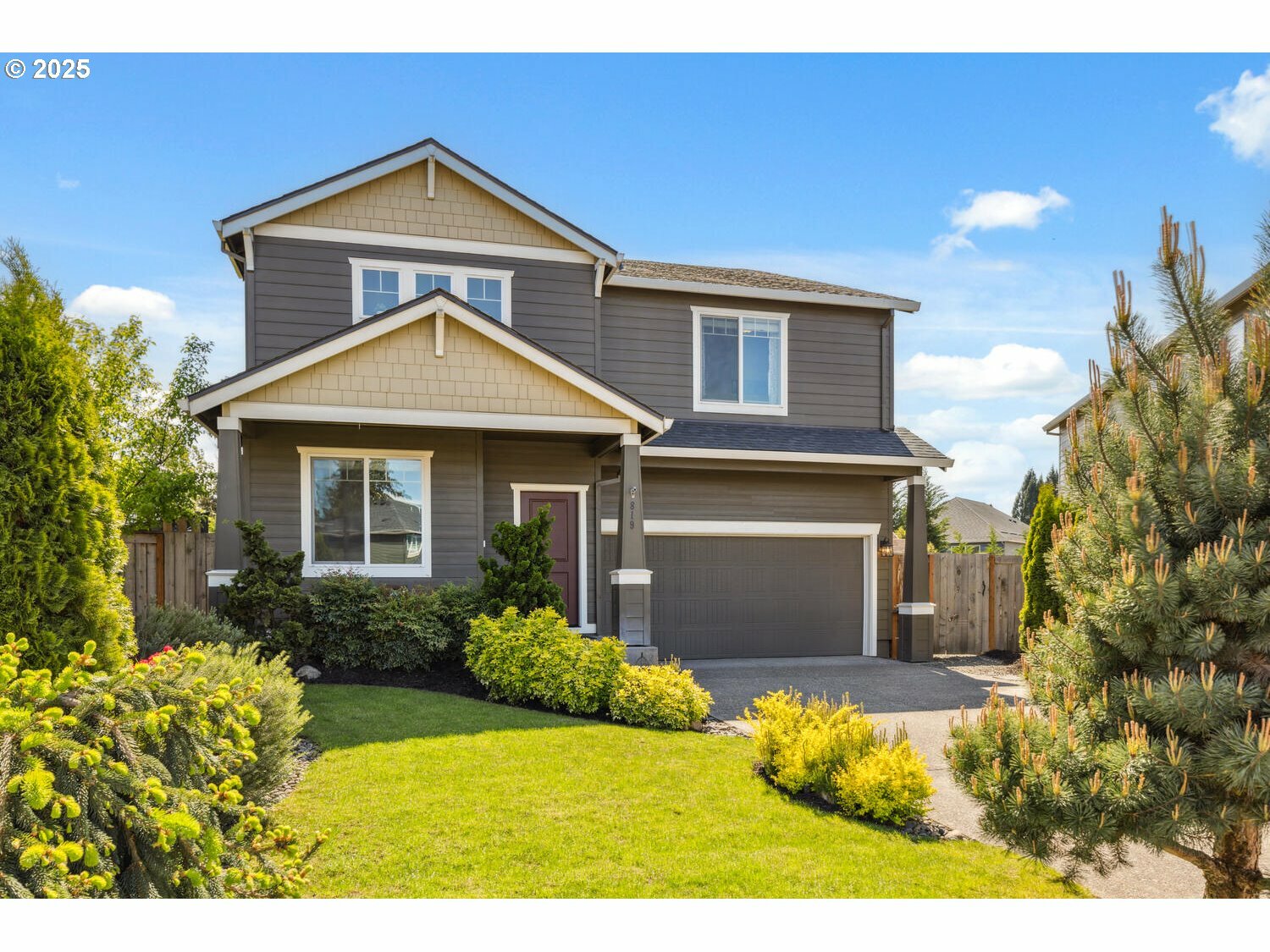 Property Photo: 819 N Gibert Ct WA 98642