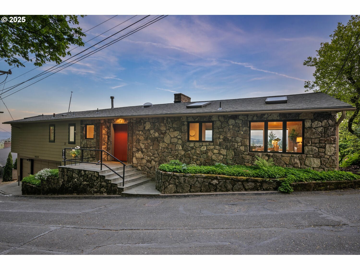 Property Photo: 3110 NW Monte Vista Ter OR 97210