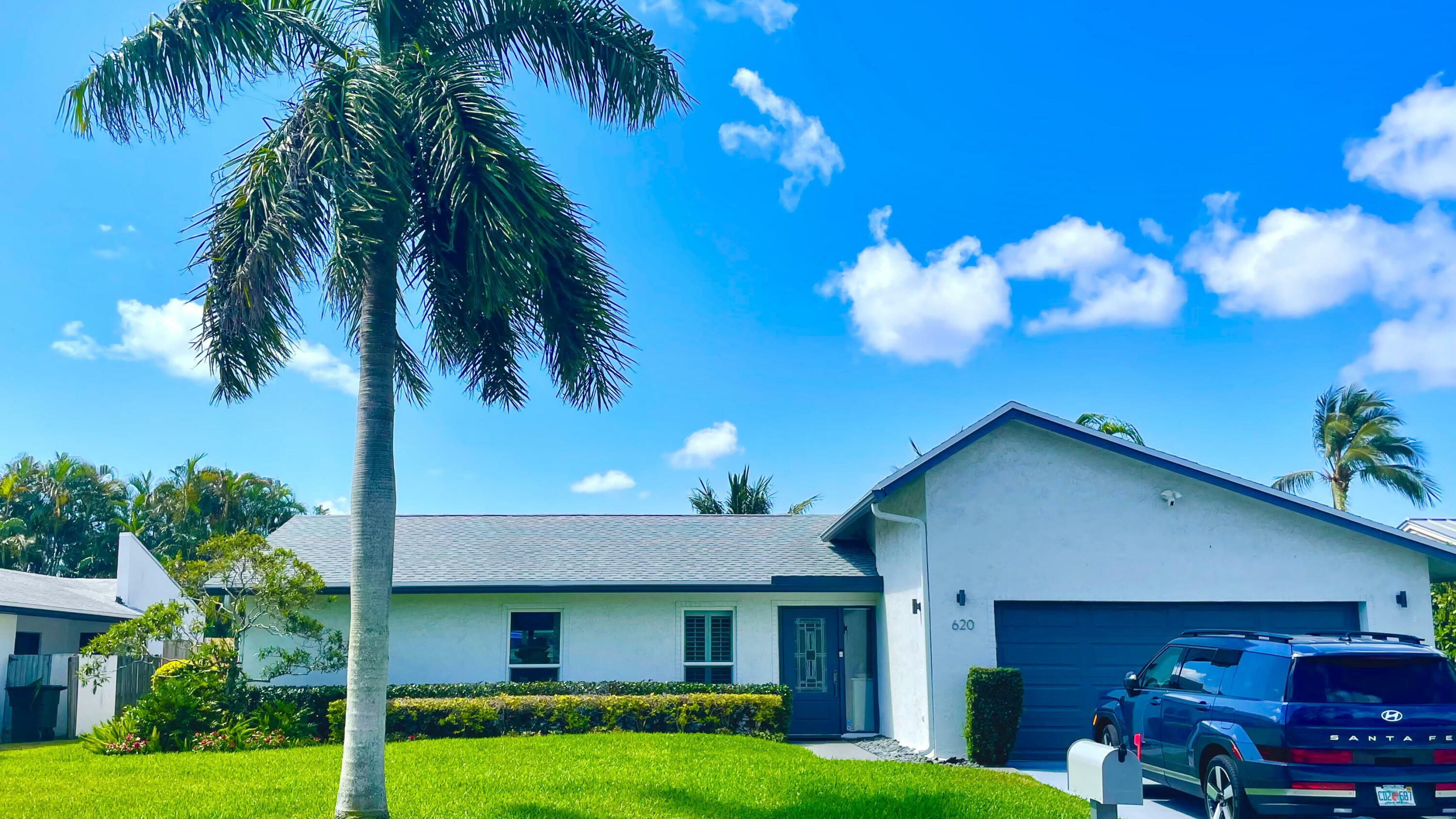 Property Photo: 620 NE 15th Place FL 33435