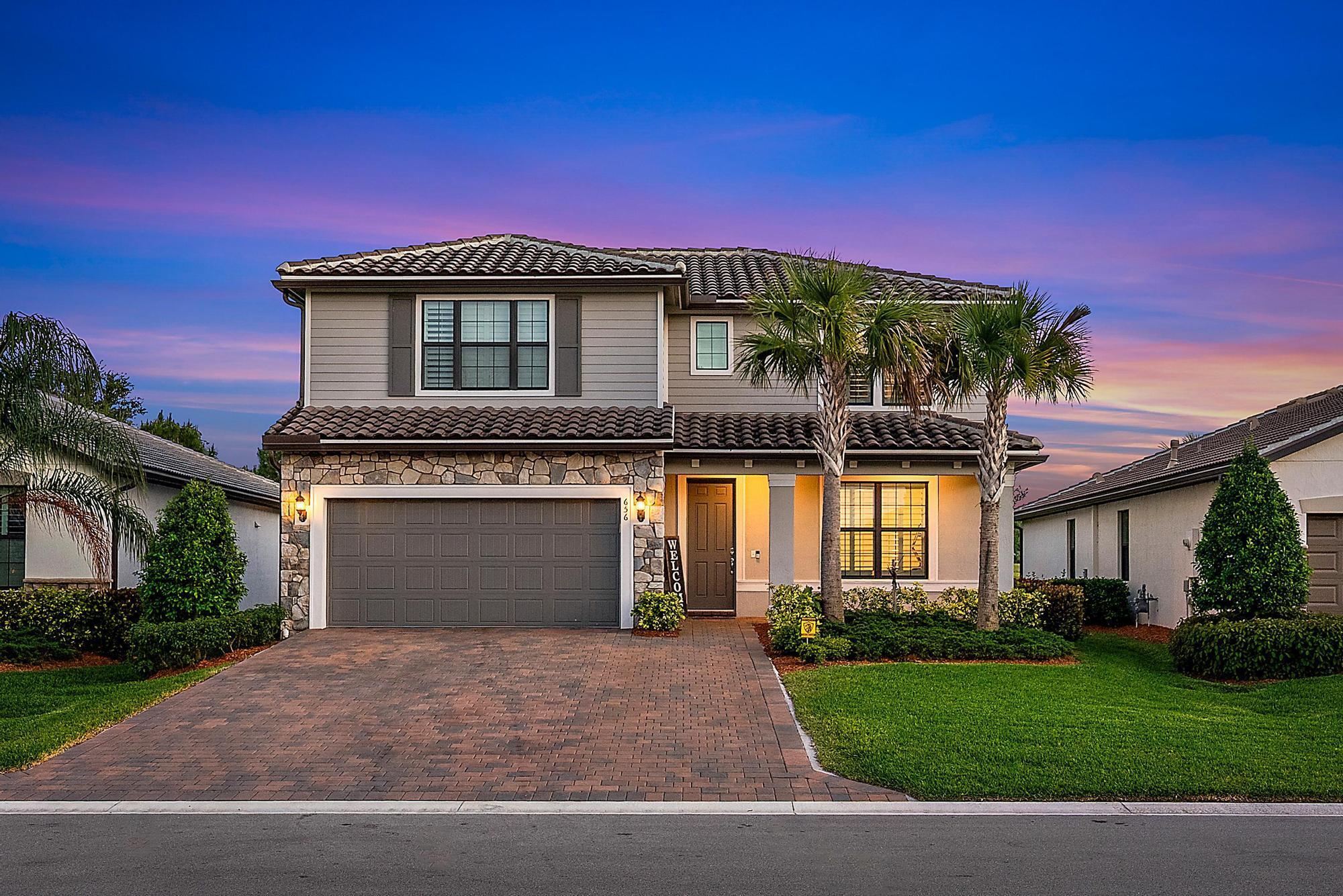 Property Photo: 656 SE Villandry Way FL 34984