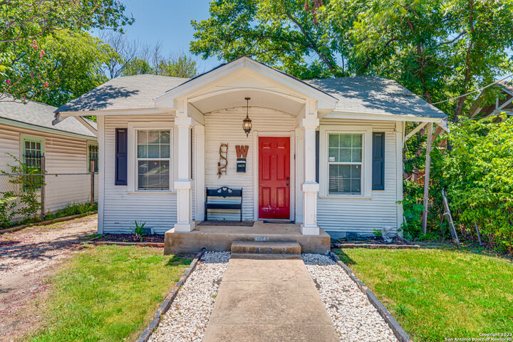 Property Photo: 1822 W Woodlawn TX 78201