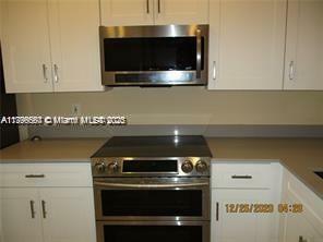 Property Photo: 424 SE 11th Ter 424 FL 33004