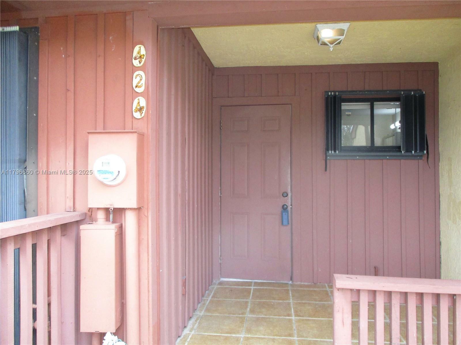 Property Photo: 424 SE 11th Ter 424 FL 33004