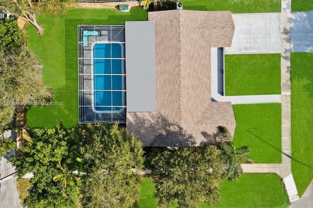 Property Photo: 3719 W Park Rd FL 33021
