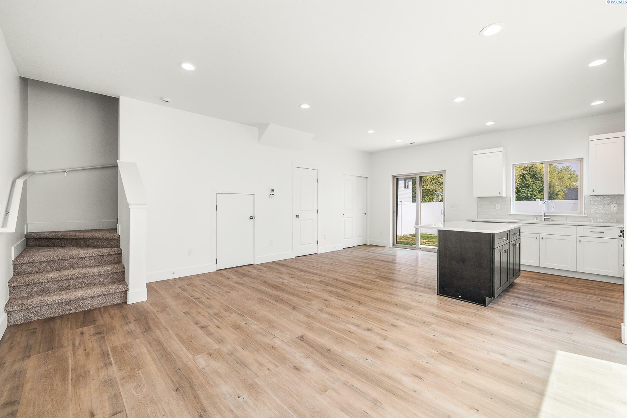 Property Photo: 1097 S Underwood Pl WA 99337