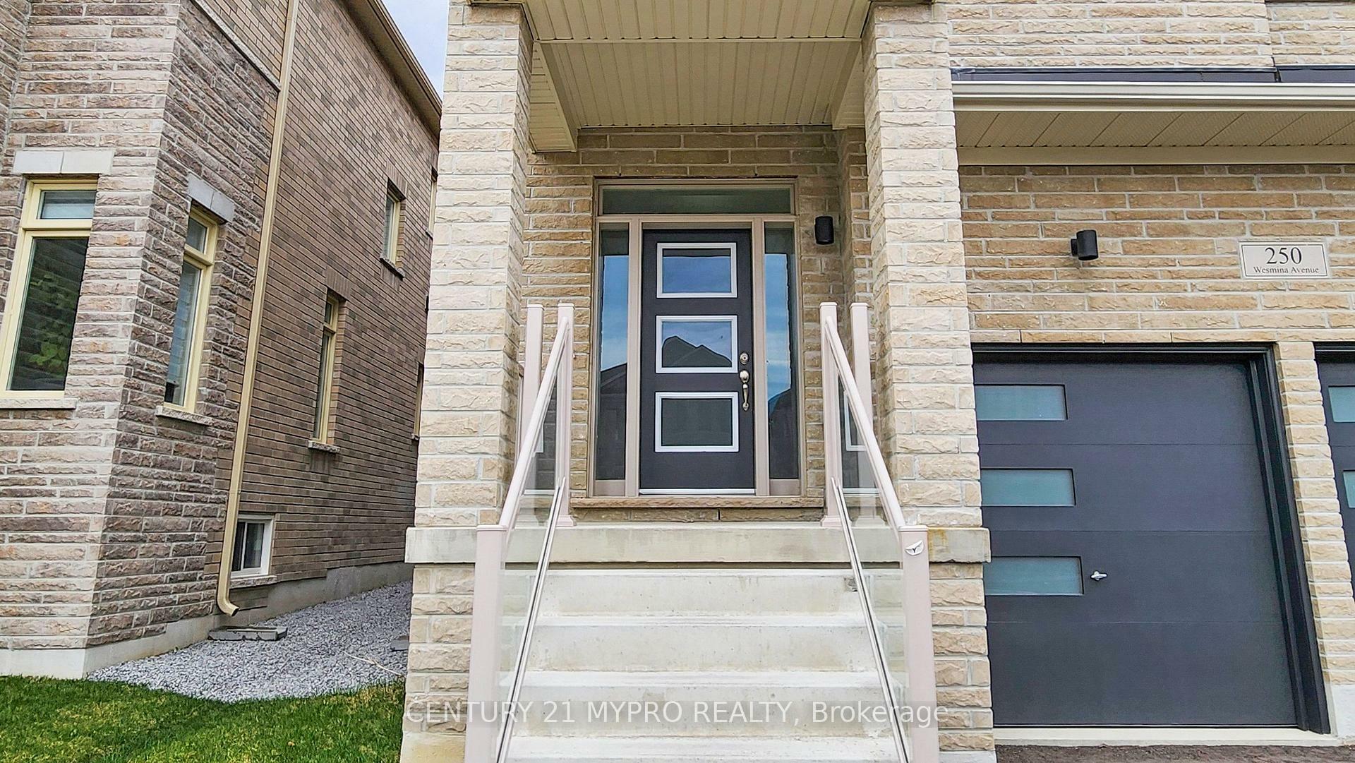 Photo de la propriété: 250 Wesmina Avenue ON L4A 5C2
