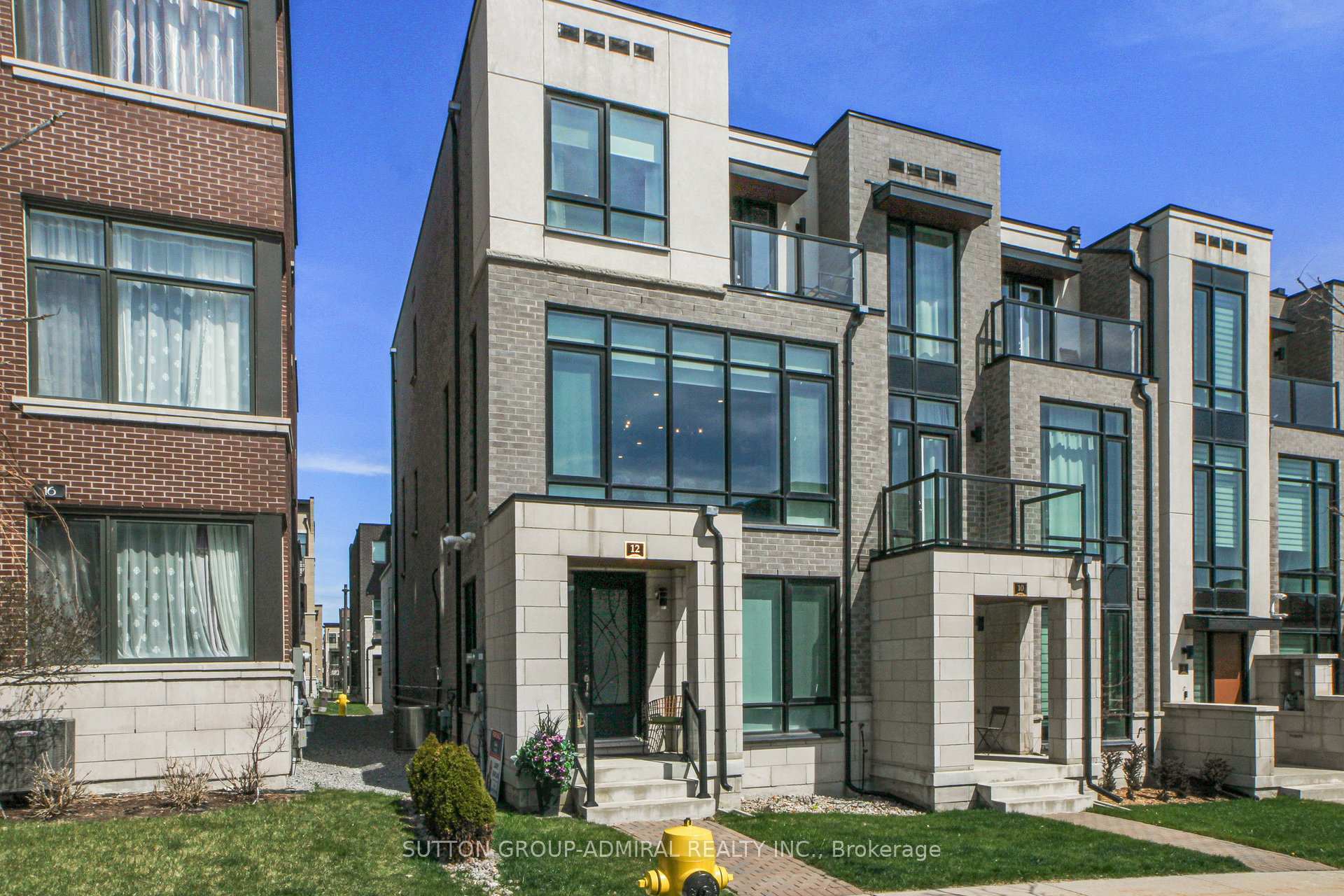 Property Photo: 12 Carrville Woods Circle ON L6A 4Z6