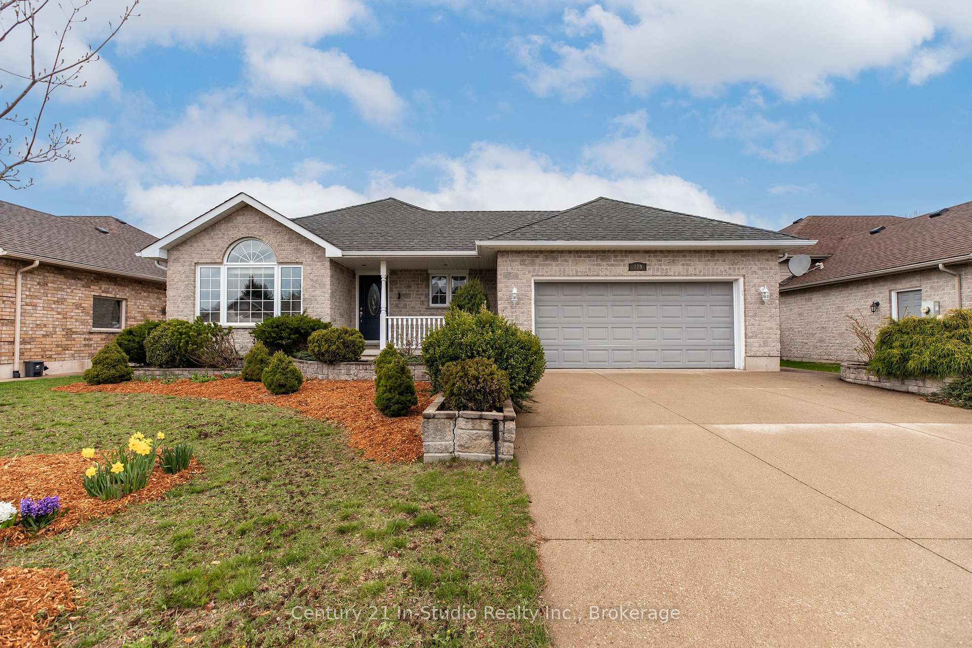 Property Photo: 779 Oakwood Drive ON N0H 2C4