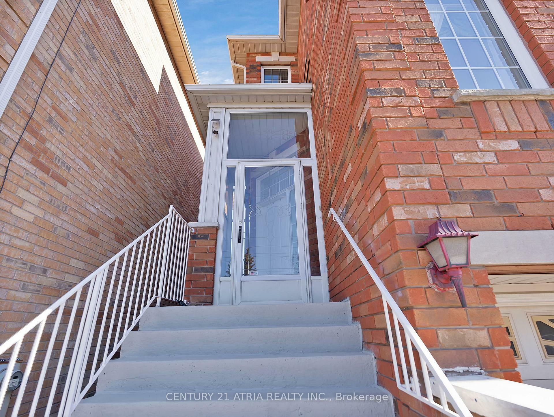 Photo de la propriété: 153 Wright Avenue ON M9N 3Z1