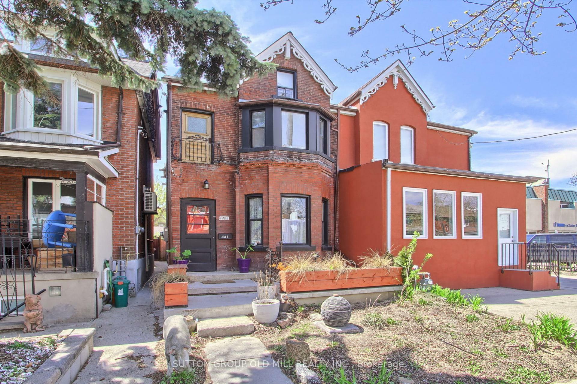 Property Photo: 128 1/2 Lansdowne Avenue 2 ON M6K 2V9