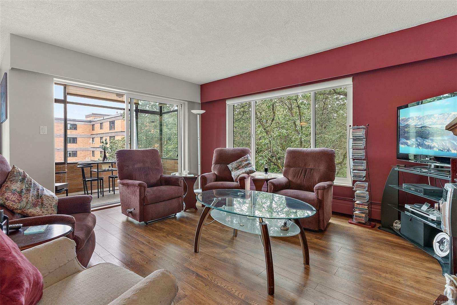 Property Photo: 2920 Cook St 404 BC V8T 3S7