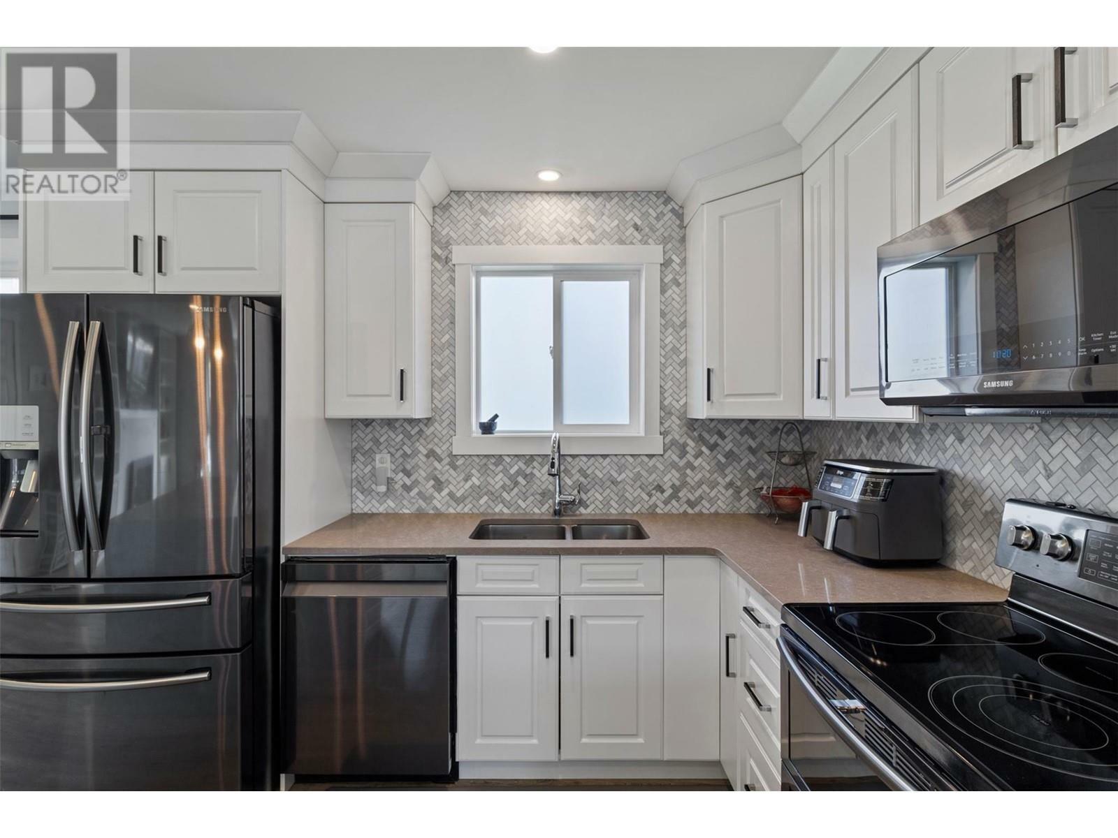 Property Photo: 689 Valdes Drive BC V2B 5J1