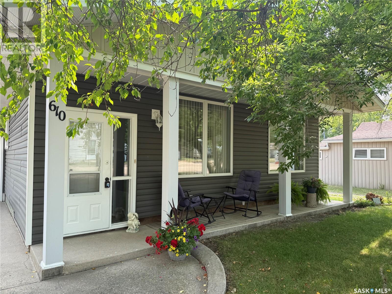 Property Photo:  610 Carbon Avenue  SK S0C 0M0 
