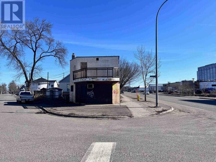 Property Photo: 593 Syndicate Avenue South ON P7E 1E6