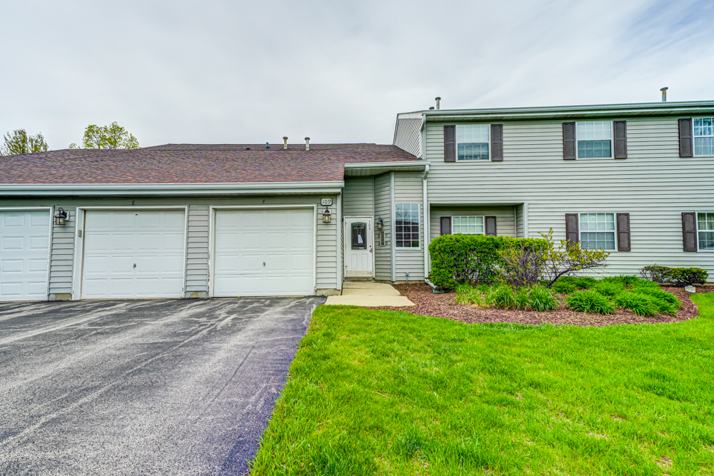 Property Photo:  109 Gant Circle B  IL 60107 