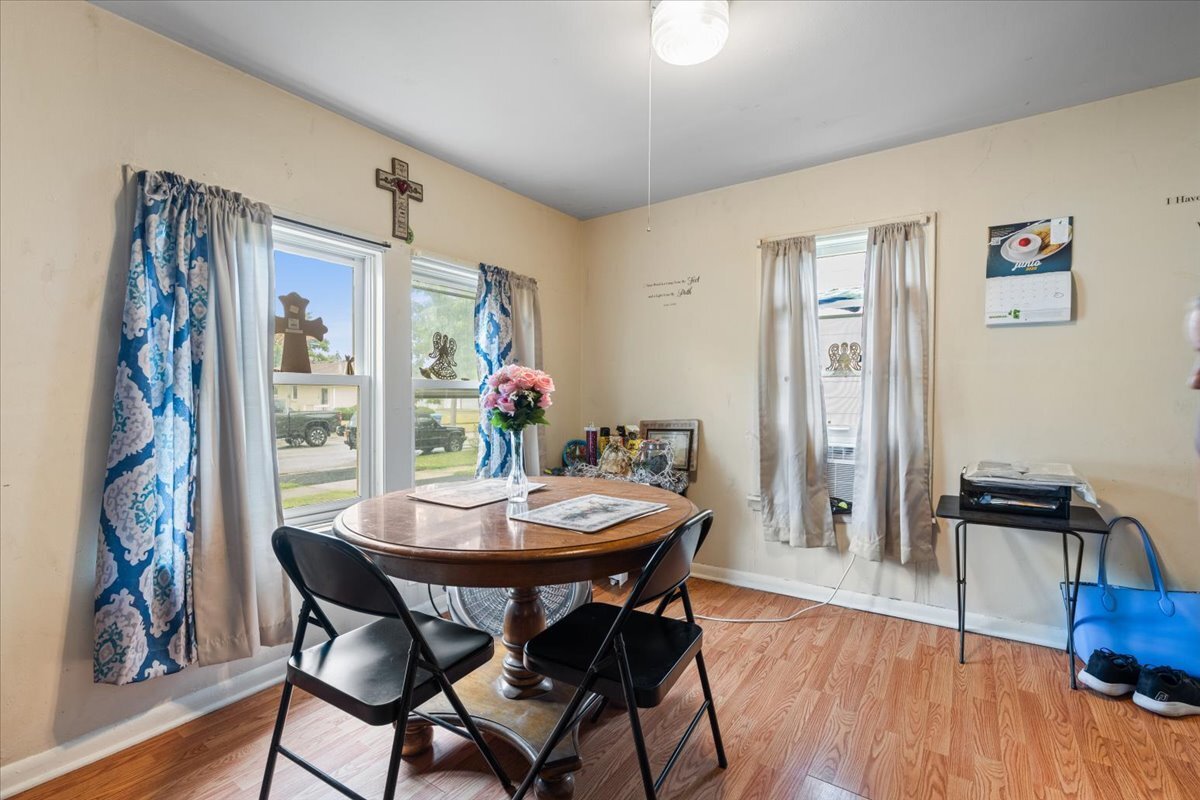 Property Photo:  808 Gillette Avenue  IL 60506 