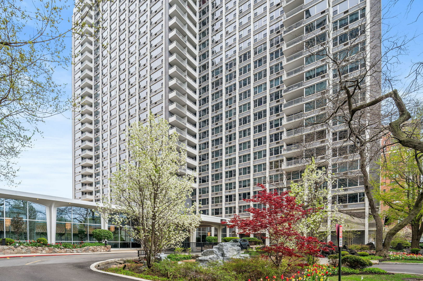 Property Photo: 4250 N Marine Drive 1723 IL 60613