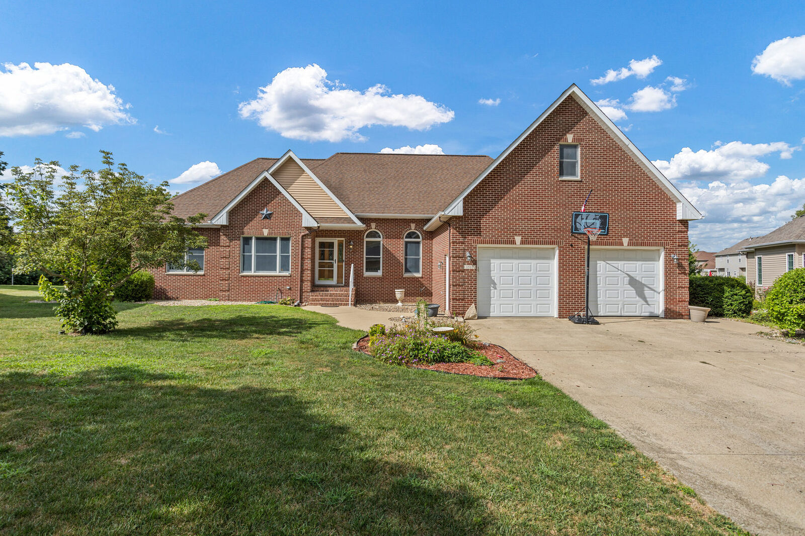 Property Photo: 1511 River Bluff Court IL 61853