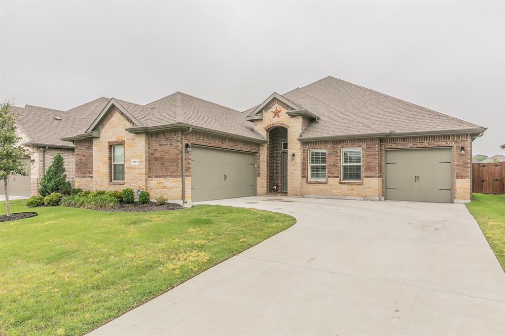Property Photo: 1725 Bellatrix Drive TX 76052