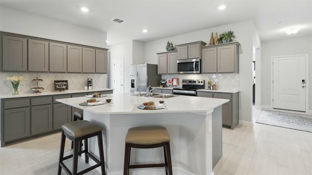 Property Photo: 1009 Traction Trail TX 76031