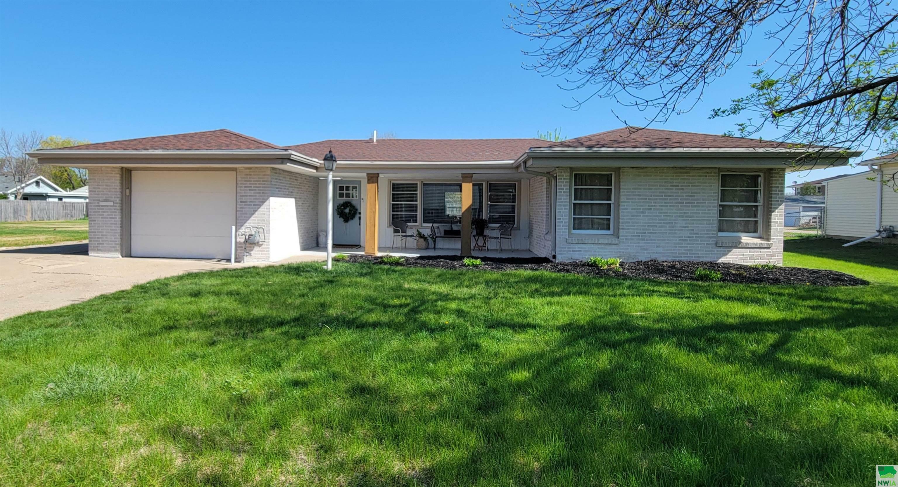 Property Photo: 321 E 19th NE 68776