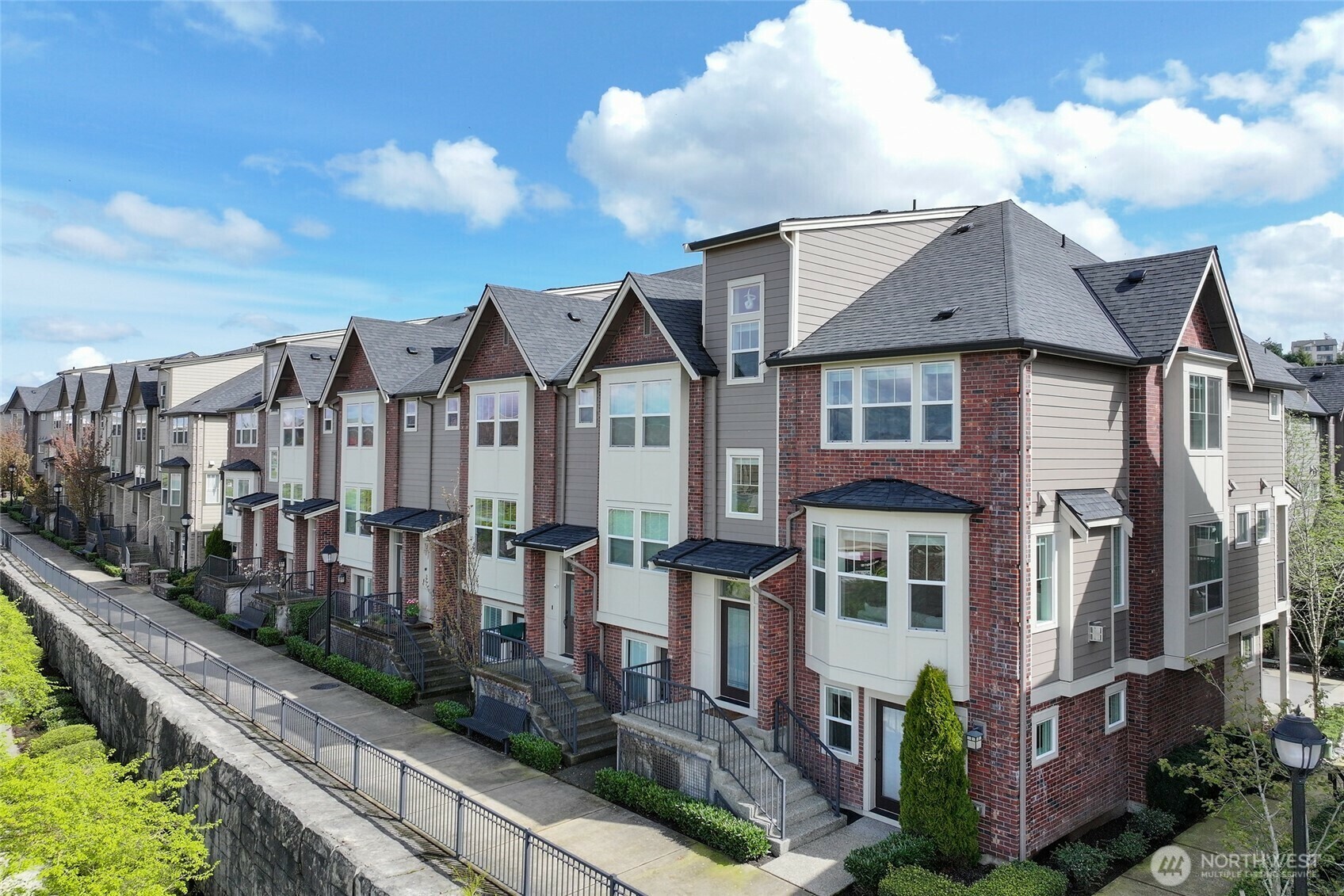 Property Photo: 1362 Williamsburg Walk NE WA 98029