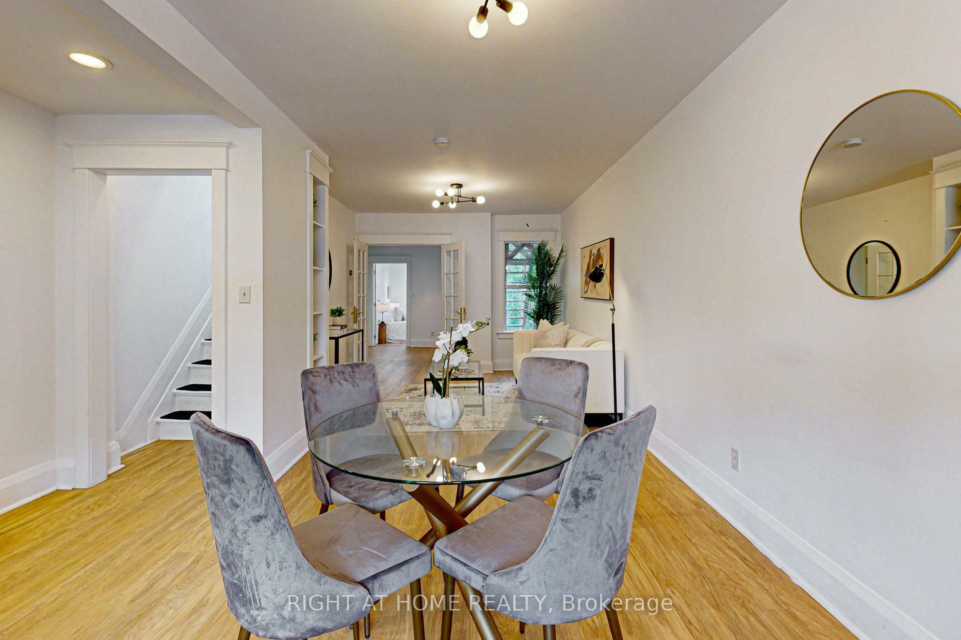 Photo de la propriété: 1055 Woodbine Avenue ON M4C 4C2