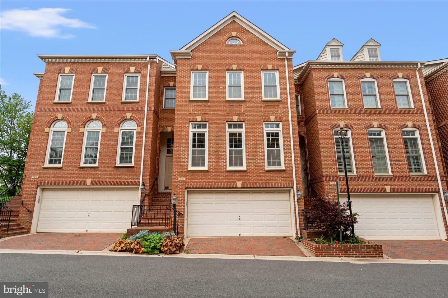 Property Photo: 721 Hawkins Way VA 22314