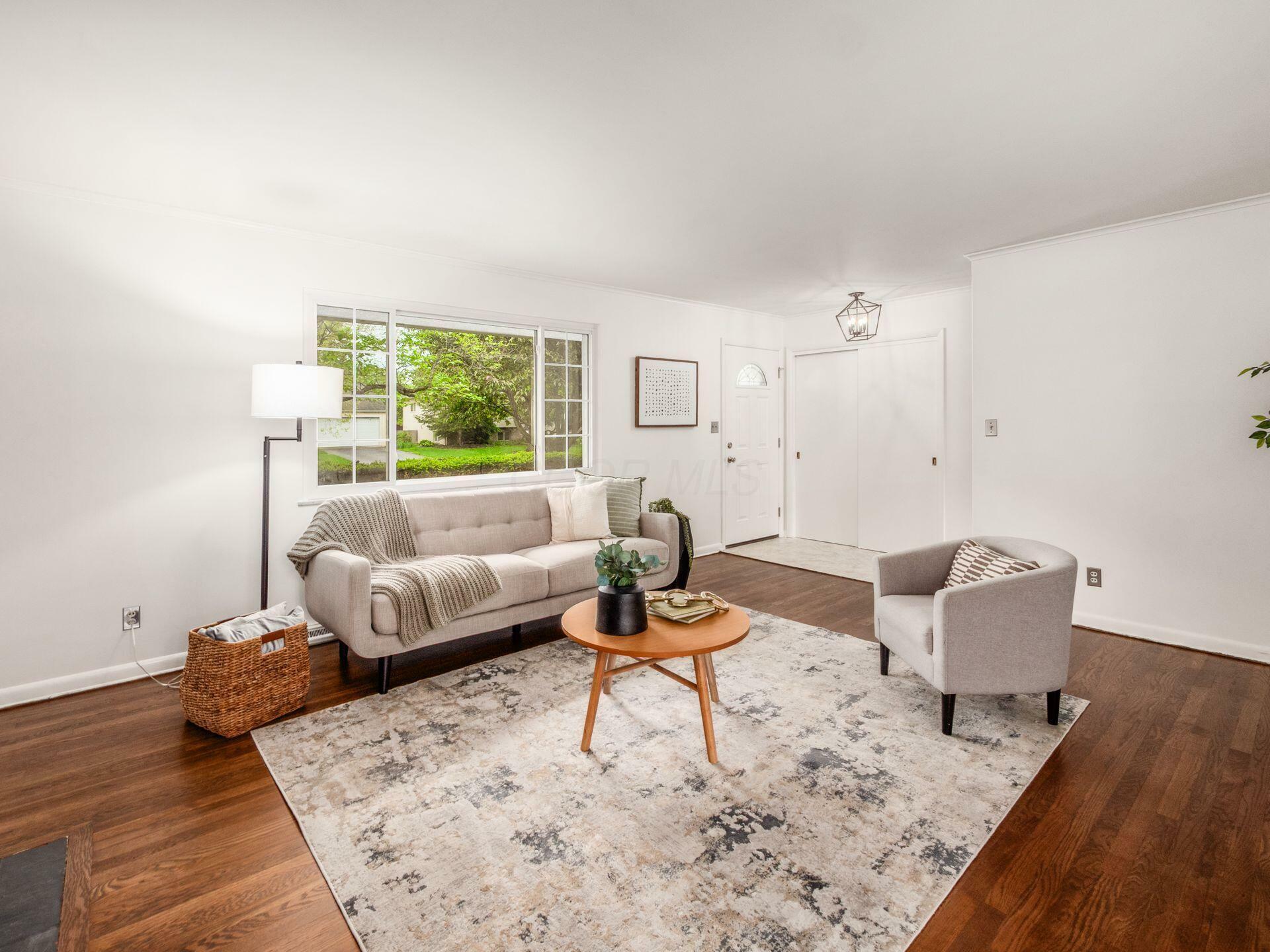 Property Photo: 1827 Lynnhaven Drive OH 43221